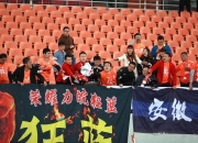江南体育网页版-球场上一片欢腾，队员们全力以赴奋力拼搏