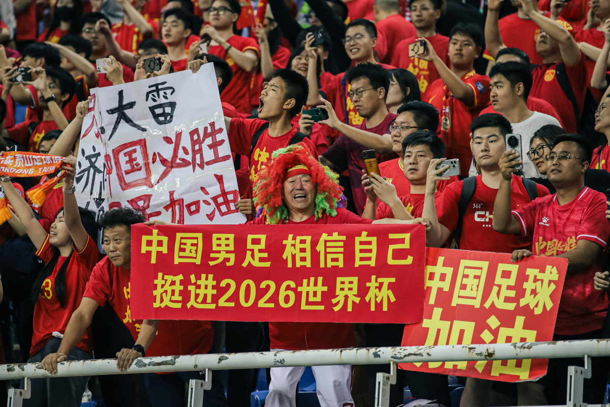 中国足球联赛震撼人心，球员全力以赴比拼的简单介绍