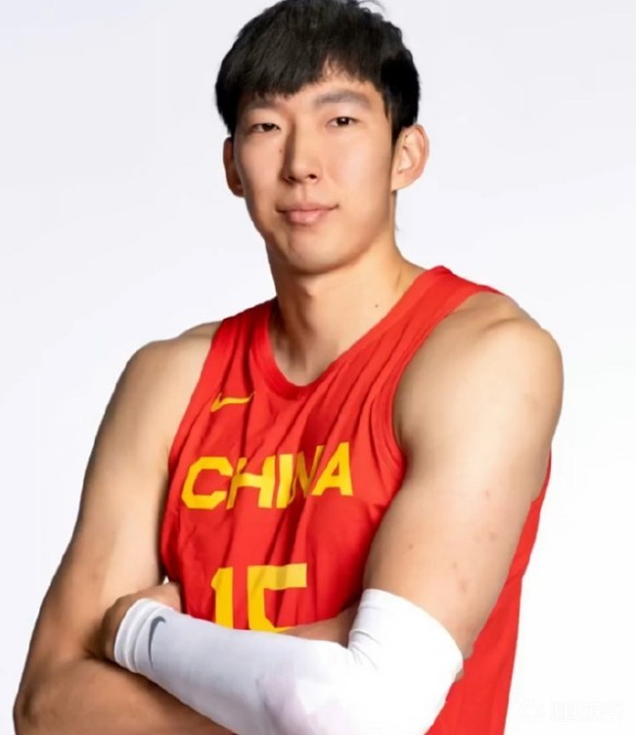 男篮结束热身赛，明日经上海飞沙特，将以14人前往，周琦情况未知的简单介绍