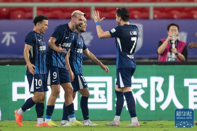 乌龙、送点球，武汉三镇2-2憾平成都蓉城，都发生了些什么？的简单介绍