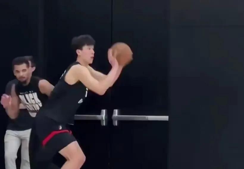 杨瀚森夏联首训获好评!教练称赞成熟队友感慨太会传球