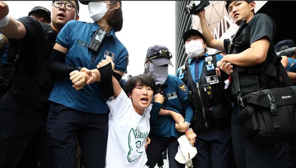 愤怒！韩国国少中卫破门后挑衅中国球迷染黄双手捂耳+态度